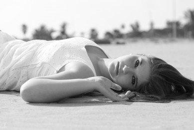 Paloma tumbada en la arena