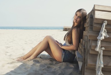 Paloma sentada en la arena